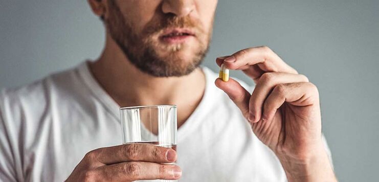 Ein Mann nimmt Medikamente zur Behandlung von Prostatitis