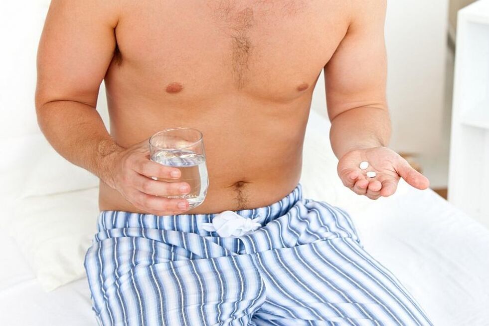 Mann nimmt Tabletten gegen Prostatitis