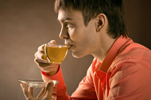 Ein Mann trinkt Kräutertee zur Behandlung von Prostatitis